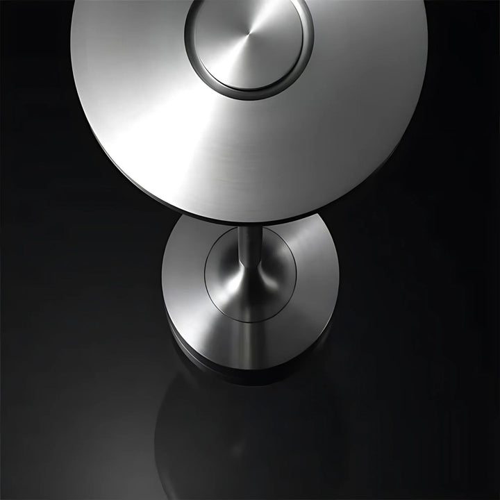 Detaljbild av bordslampa Iron i krom med stilren topp och genomarbetad finish.