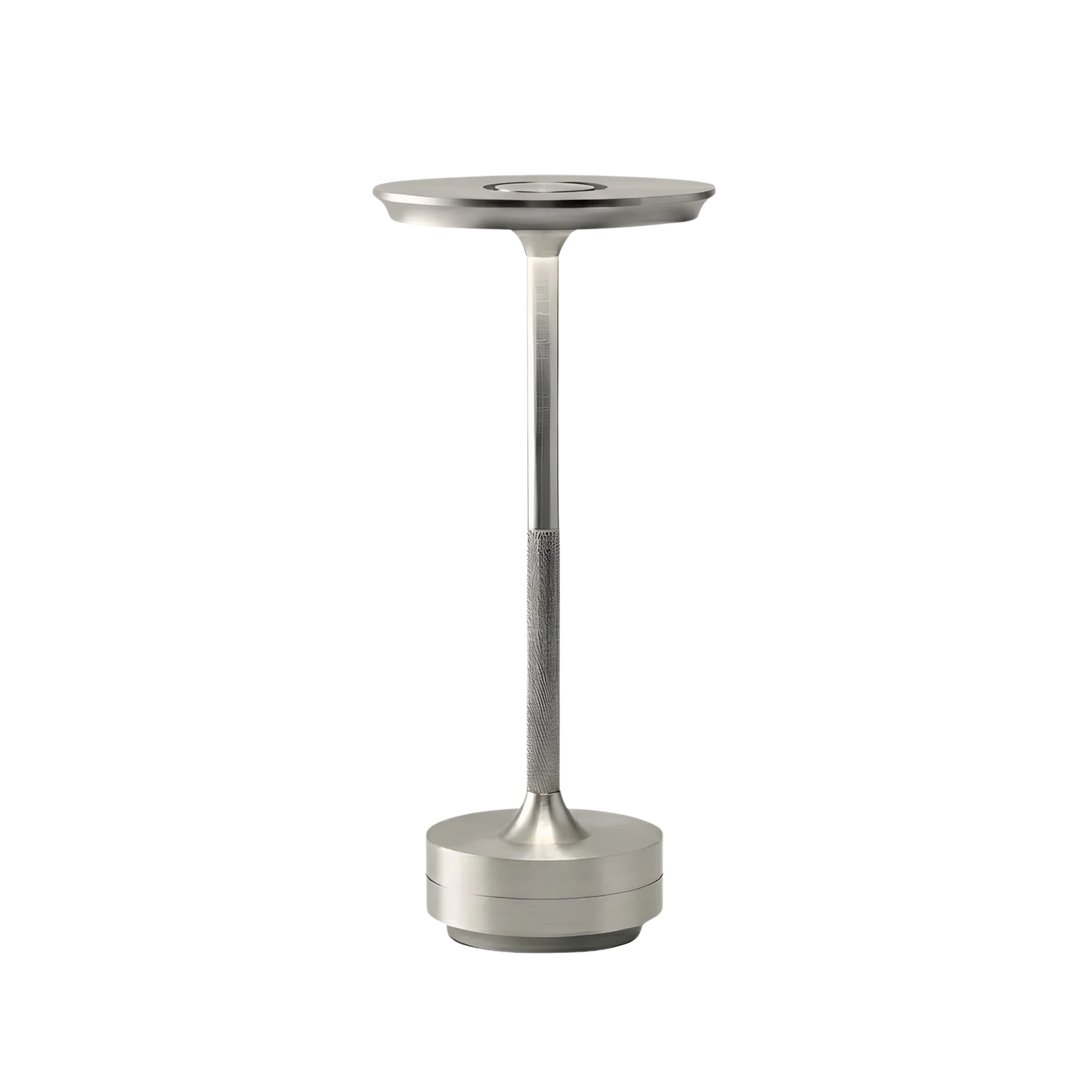 Bordslampa Iron i krom med slimmad design och integrerad LED-belysning, stilren och modern bordslampa för inomhusbruk.