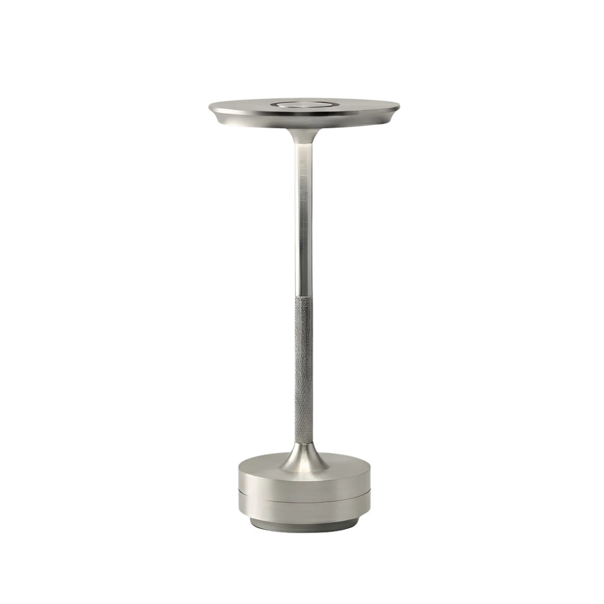 Bordslampa Iron i krom med slimmad design och integrerad LED-belysning, stilren och modern bordslampa för inomhusbruk.