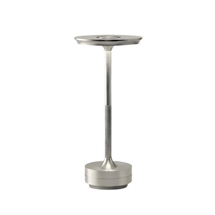 Bordslampa Iron i krom med slimmad design och integrerad LED-belysning, stilren och modern bordslampa för inomhusbruk.
