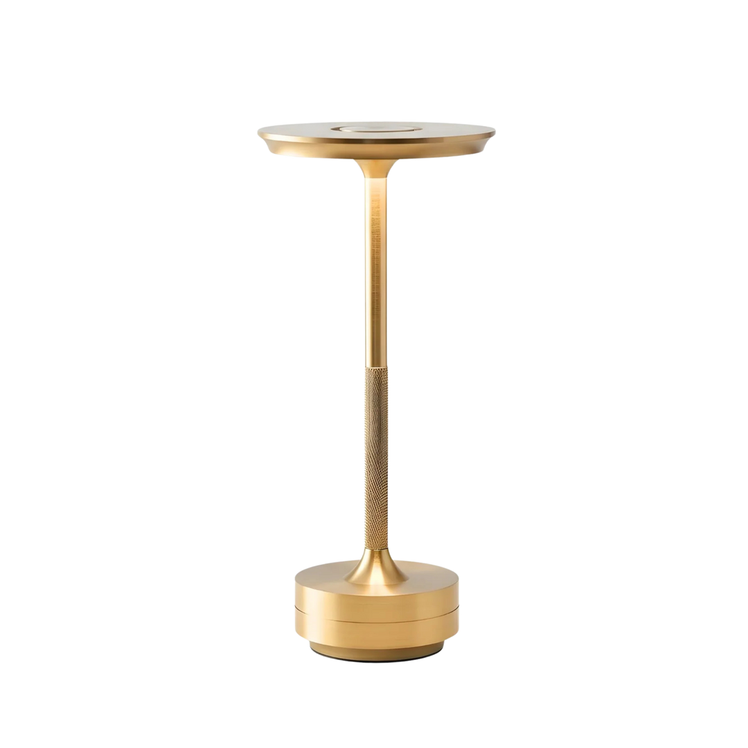 Bordslampa Iron i mässing med slimmad design och integrerad LED-belysning, stilren och modern bordslampa för inomhusbruk.