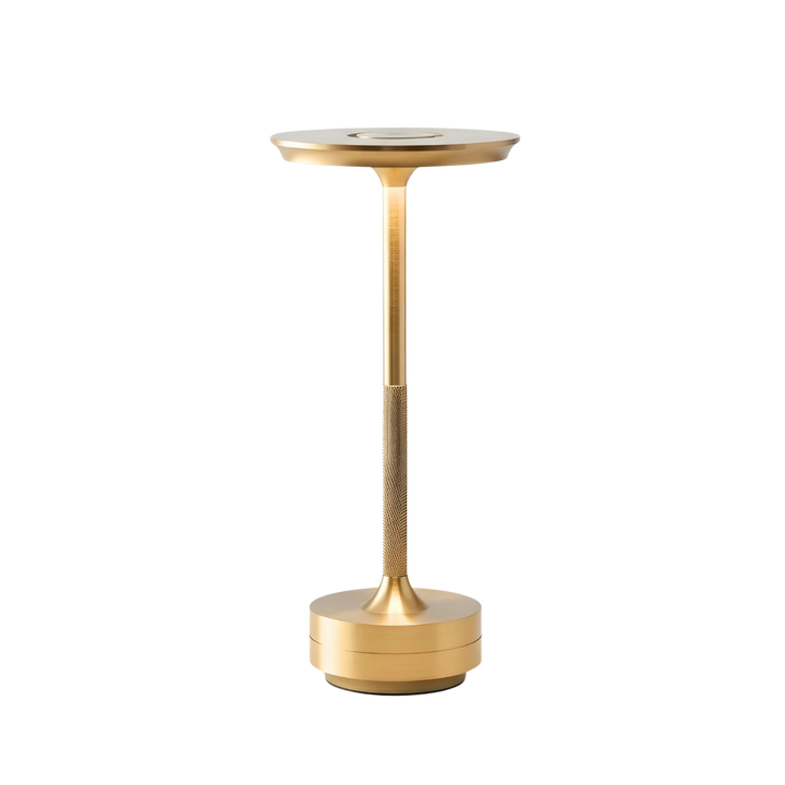 Bordslampa Iron i mässing med slimmad design och integrerad LED-belysning, stilren och modern bordslampa för inomhusbruk.