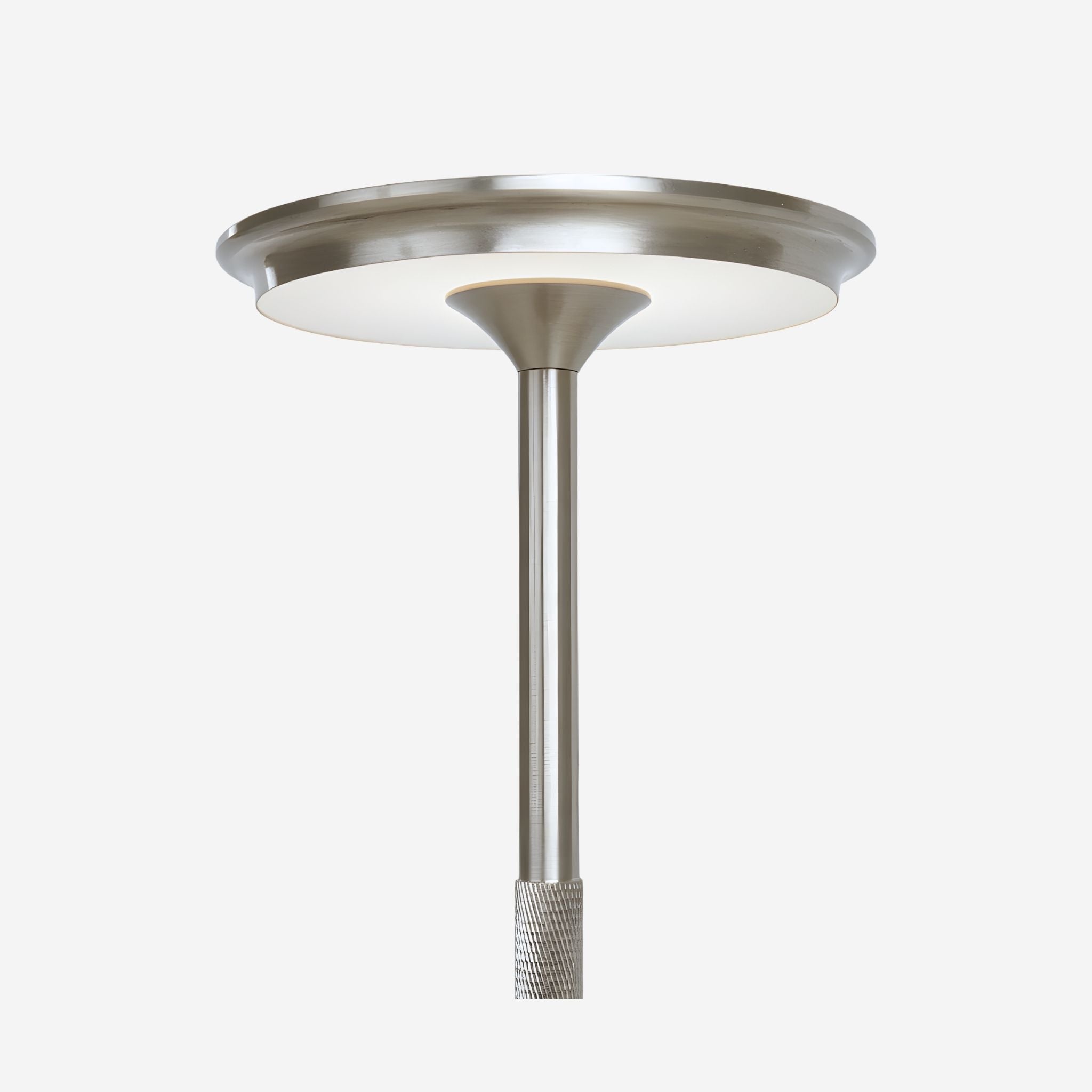 Bordslampa Iron i silver med rund topp och slimmad stam, modern och stilren design för bord och sideboard.