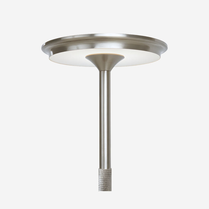 Bordslampa Iron i silver med rund topp och slimmad stam, modern och stilren design för bord och sideboard.