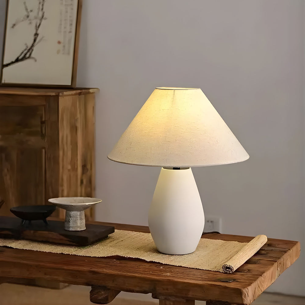 Keramisk bordslampa med tygskärm på sideboard i skandinavisk inredningsmiljö med naturliga material.