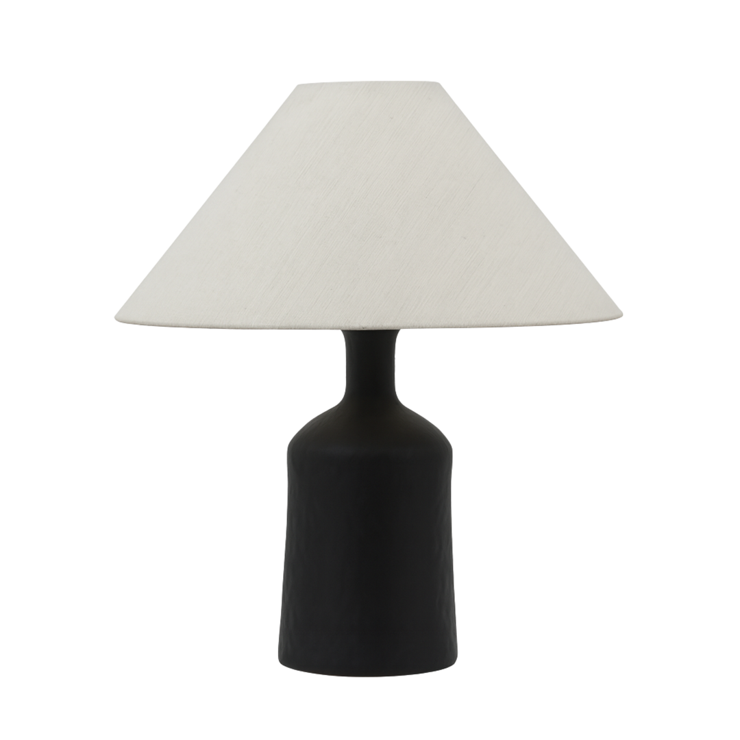 Bordslampa Kura i svart keramik med vit textilskärm i stilren skandinavisk design.