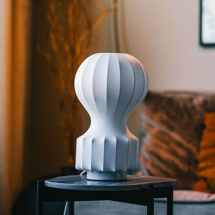 Bordslampa Luftballong avstängd placerad på sideboard i modern hemmiljö