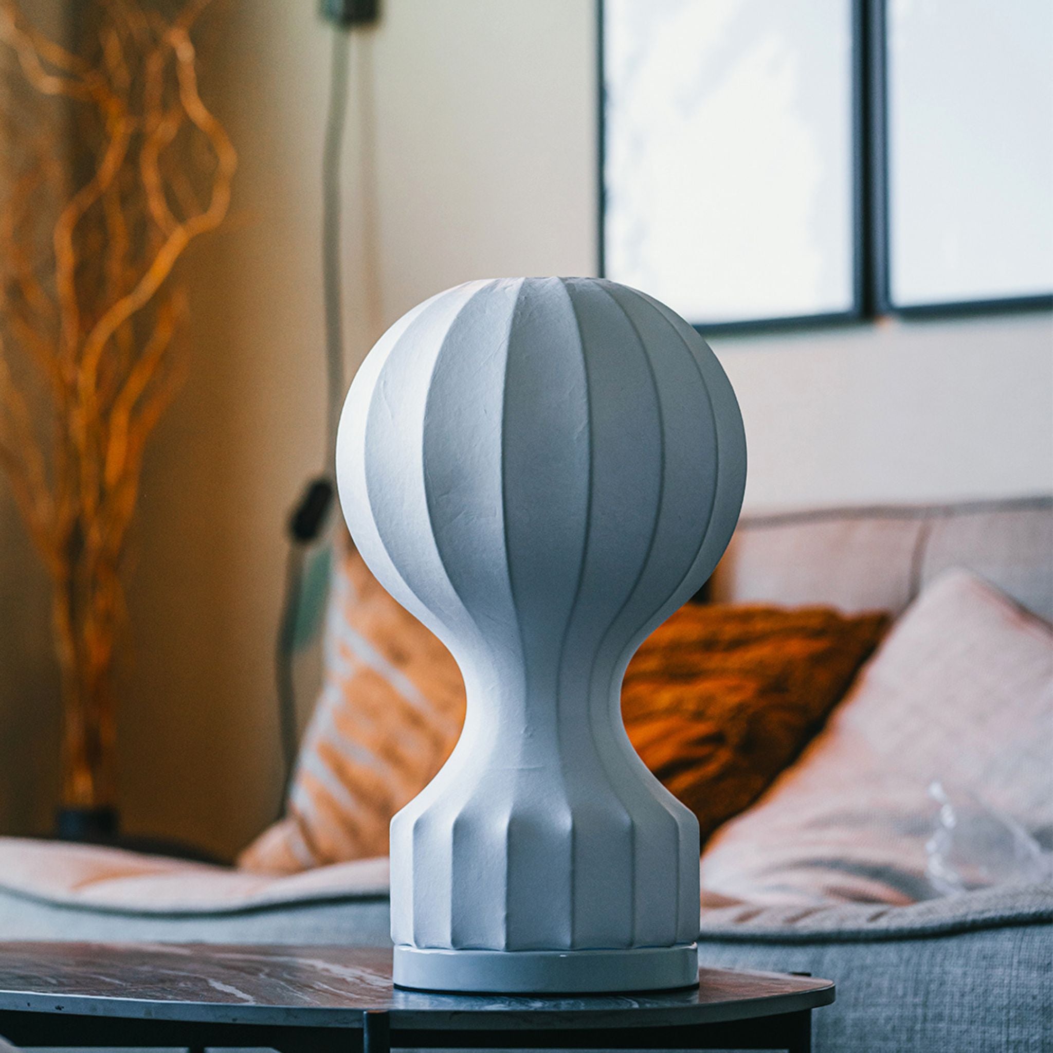 Bordslampa Luftballong avstängd placerad på sideboard i modern hemmiljö