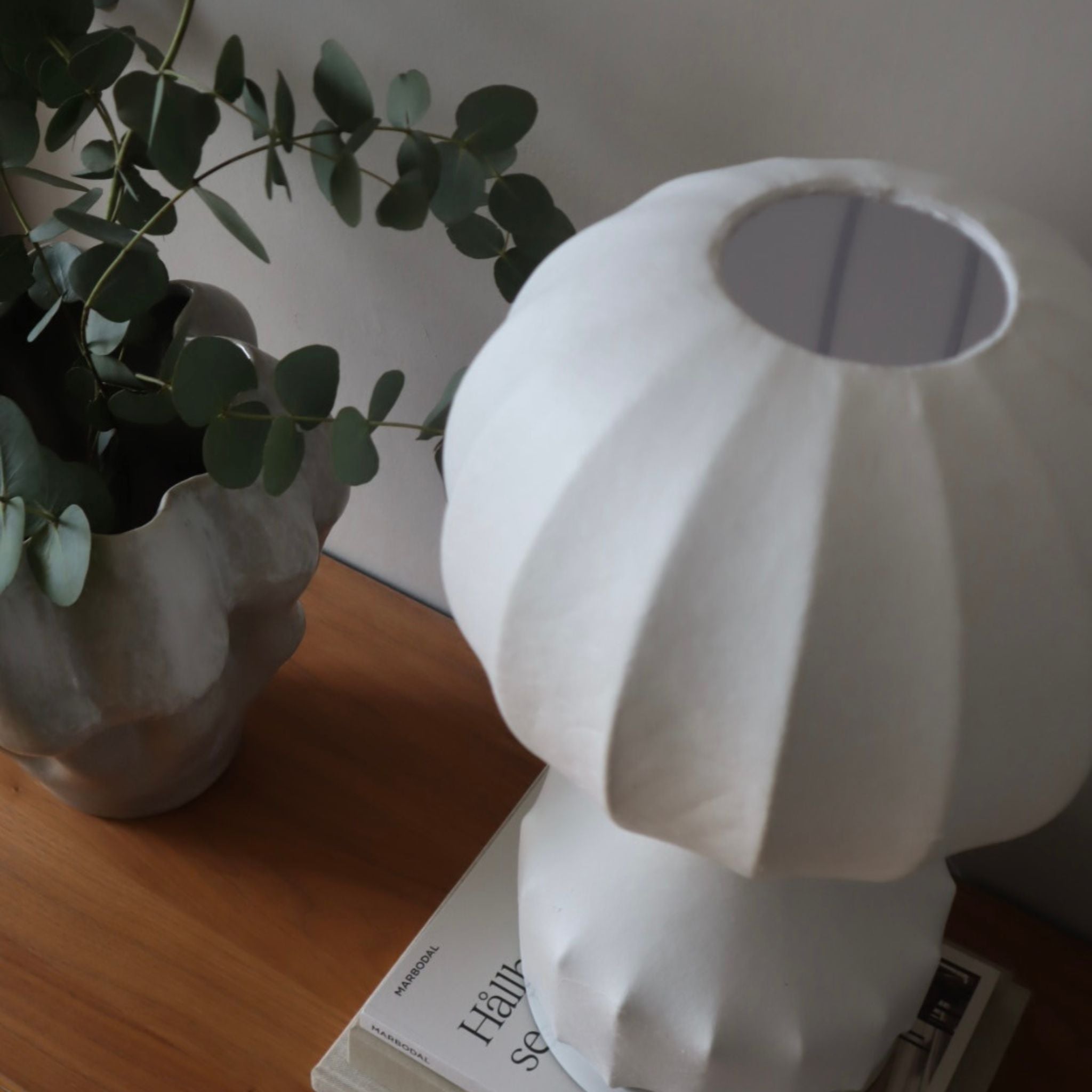 Detaljbild av bordslampa Luftballong som visar den mjukt räfflade skärmen