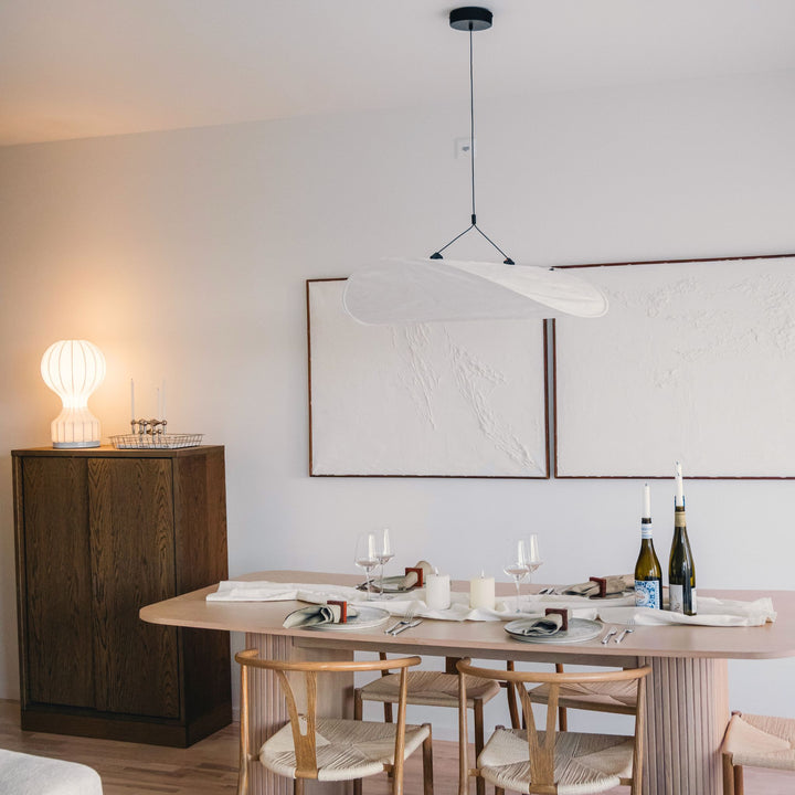 Bordslampa Luftballong placerad på bänk i matsal som del av skandinavisk designmiljö