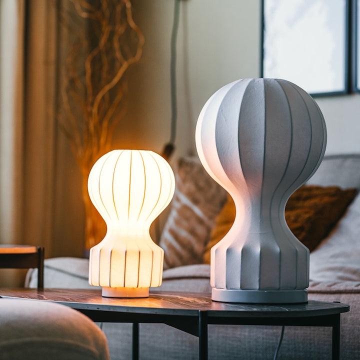 Bordslampa Luftballong i två storlekar placerade på soffbord i skandinaviskt vardagsrum