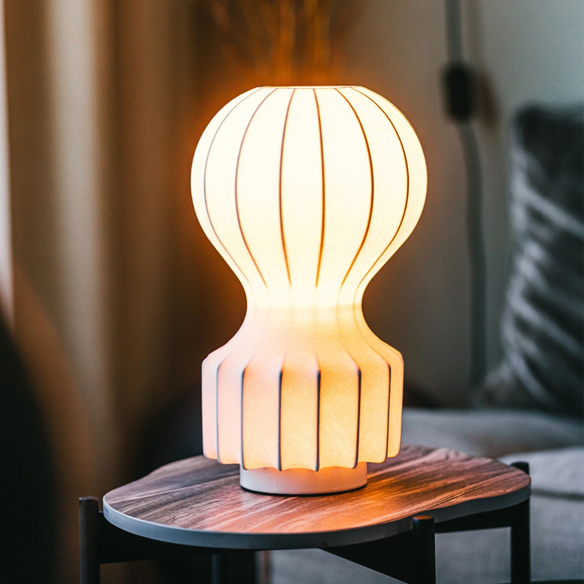 Bordslampa Luftballong tänd placerad på sideboard i modern hemmiljö