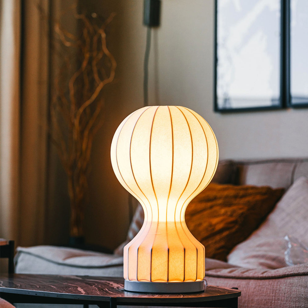 Bordslampa Luftballong tänd placerad på sideboard i modern hemmiljö