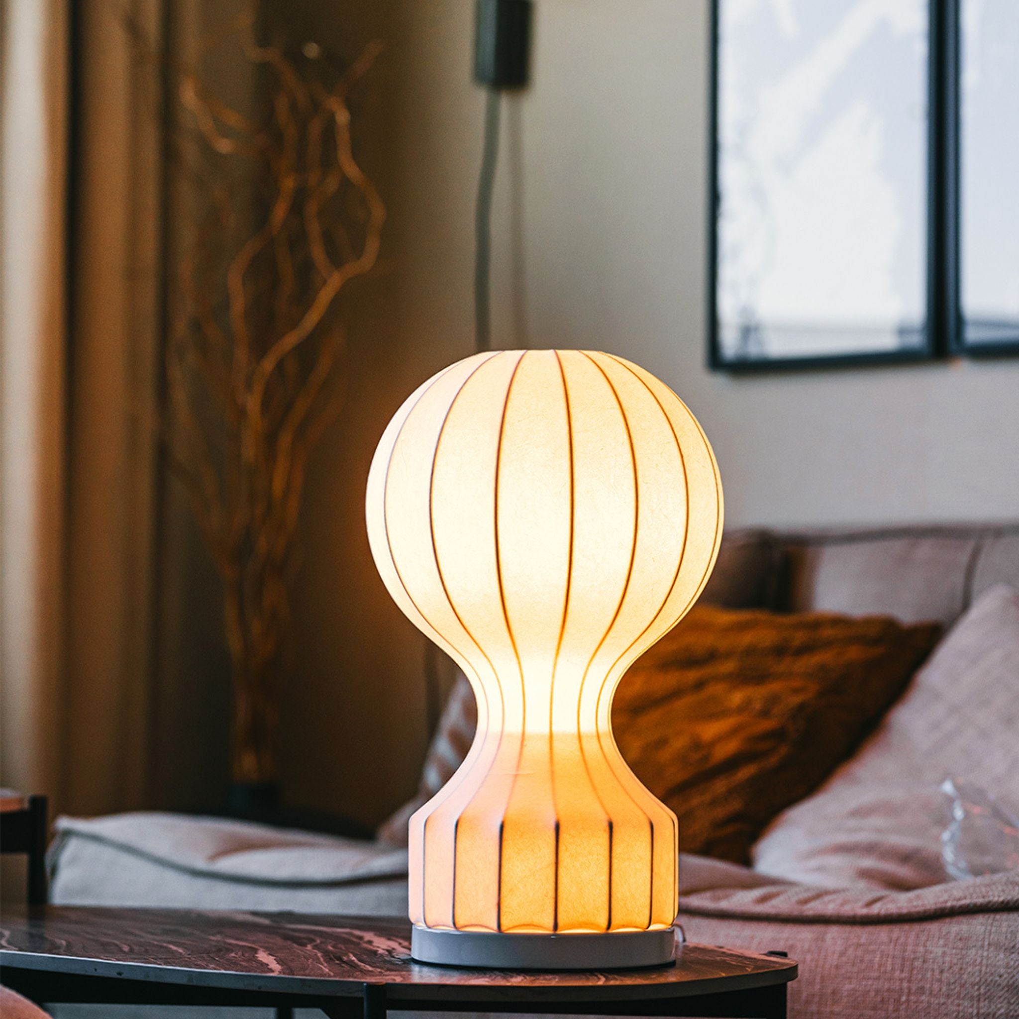 Bordslampa Luftballong tänd placerad på sideboard i modern hemmiljö