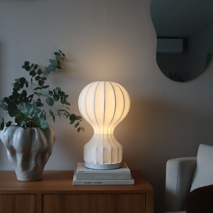 Tänd bordslampa Luftballong som ger mjuk och varm stämningsbelysning i vardagsrum