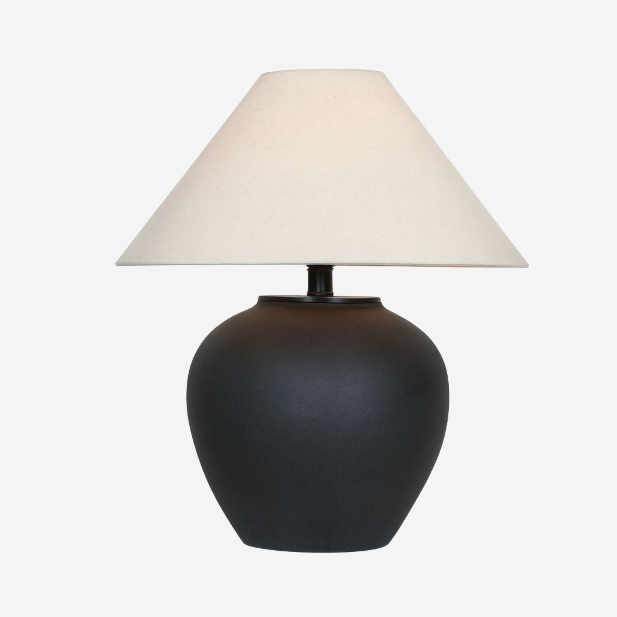 Bordslampa Noir i svart keramik med klassisk vit tygskärm, stilren design för modern och tidlös inredning.