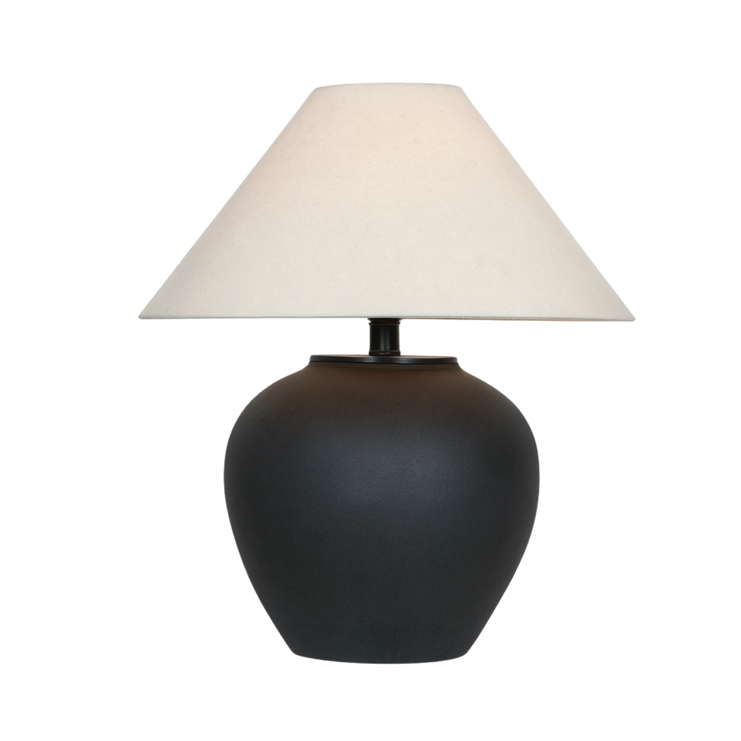 Bordslampa Noir i svart keramik med klassisk vit tygskärm, stilren design för modern och tidlös inredning.