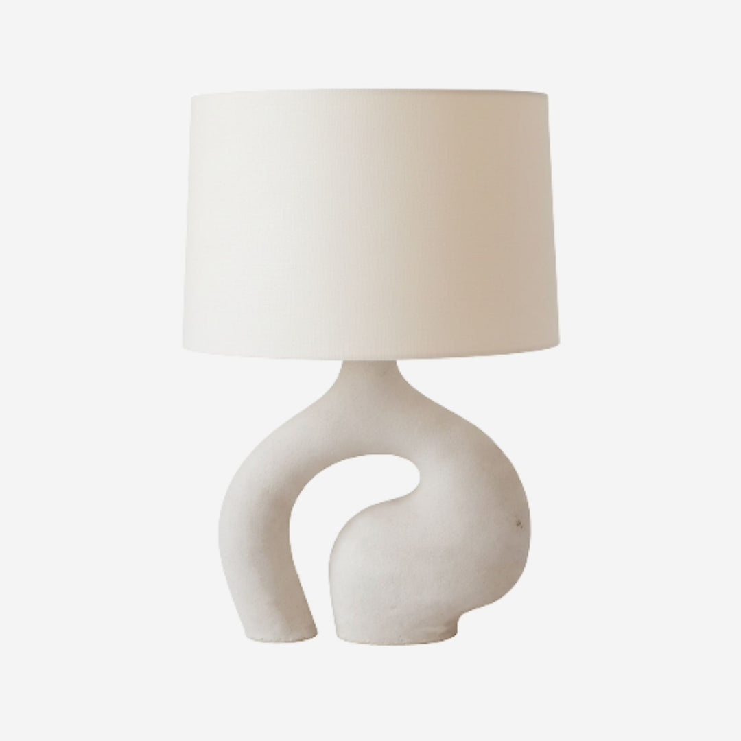 Bordslampa Nordica i vit keramik med linneskärm i skandinavisk design