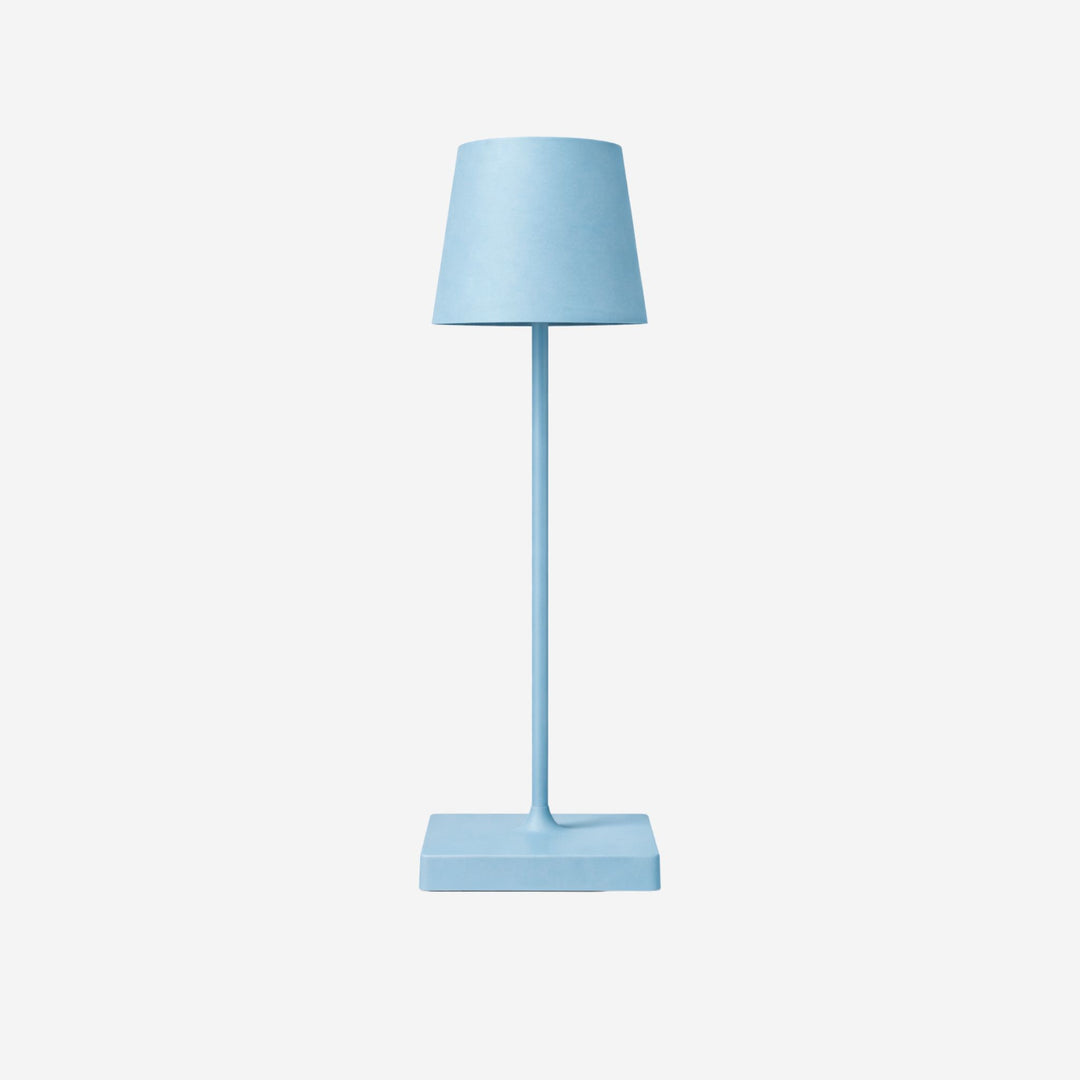 Bordslampa Oslo i blå metall med minimalistisk skandinavisk design och cylindrisk lampskärm