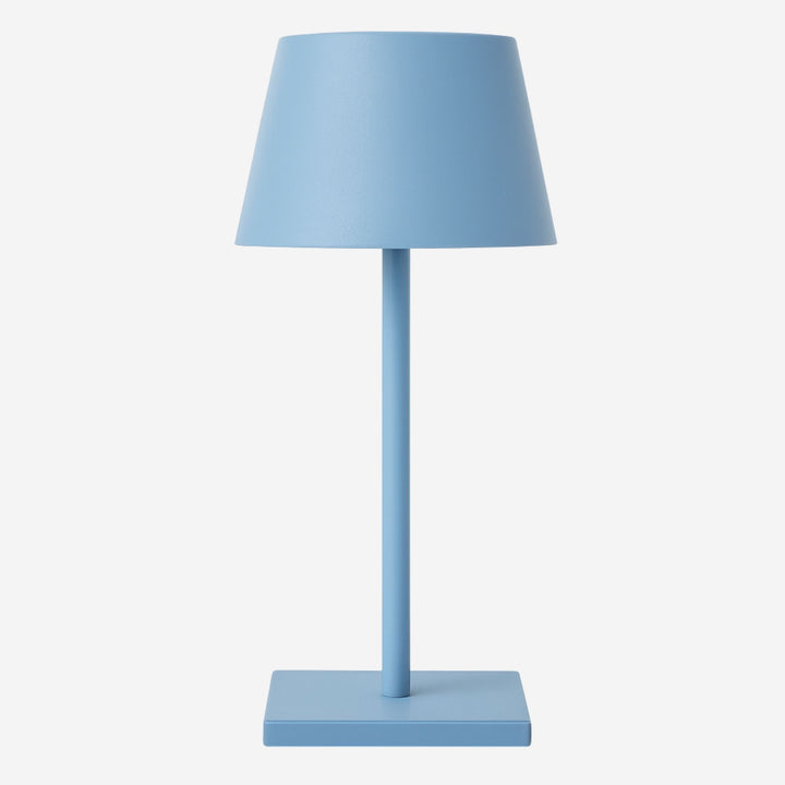 Bordslampa Oslo i blå metall med minimalistisk skandinavisk design och cylindrisk lampskärm