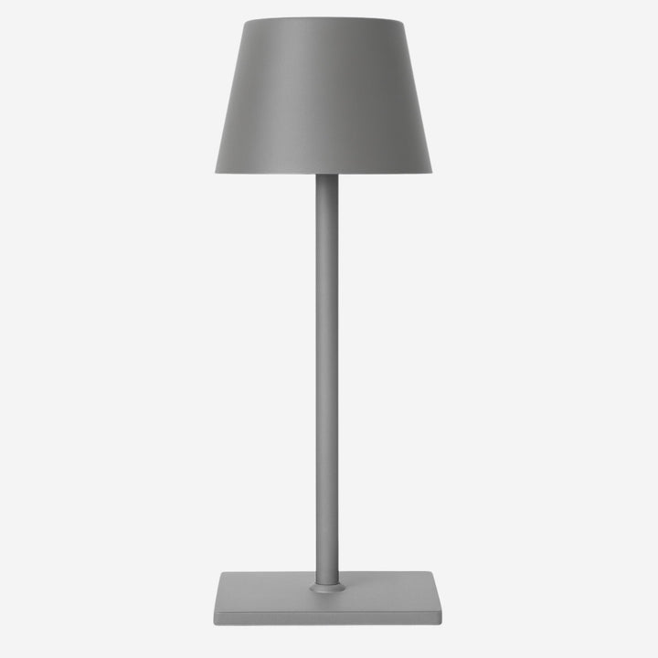 Bordslampa Oslo i grå metall med minimalistisk skandinavisk design och cylindrisk lampskärm