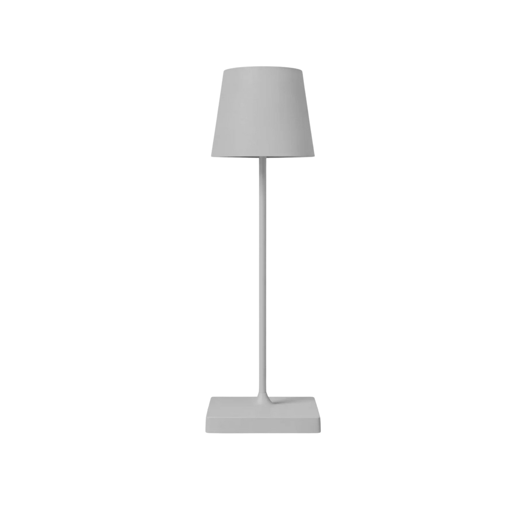 Bordslampa Oslo i grå metall med minimalistisk skandinavisk design och cylindrisk lampskärm