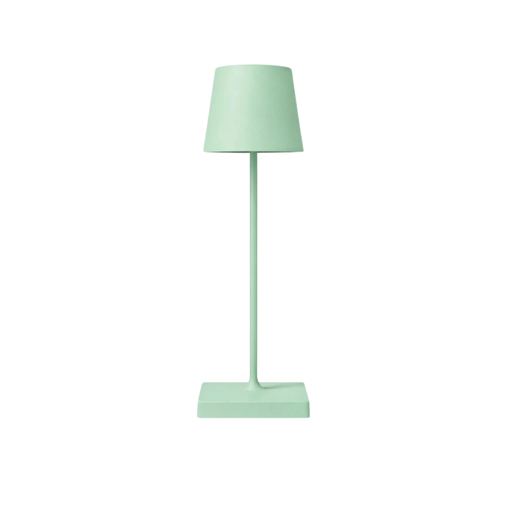 Bordslampa Oslo i grön metall med minimalistisk skandinavisk design och cylindrisk lampskärm