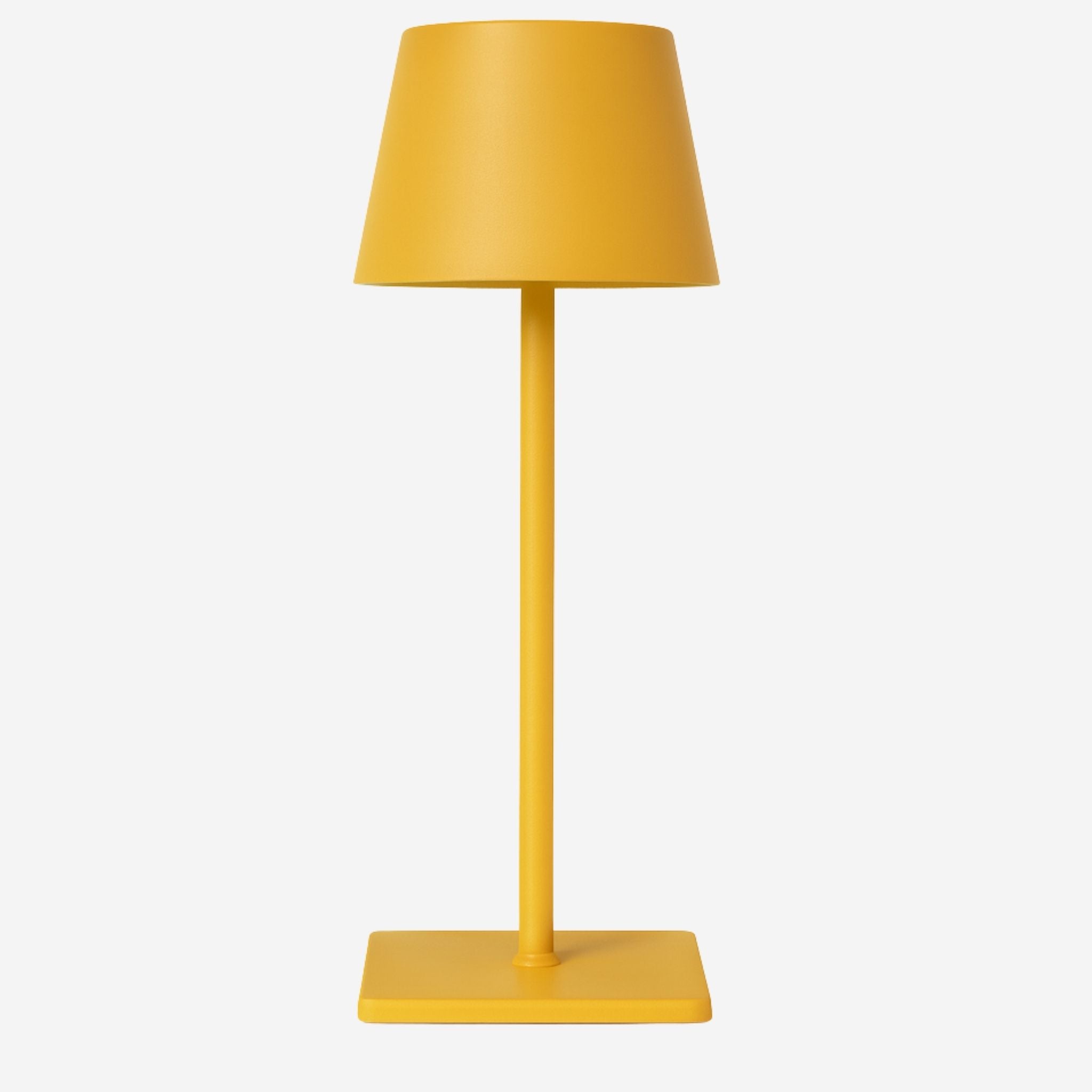 Bordslampa Oslo i gul metall med minimalistisk skandinavisk design och cylindrisk lampskärm