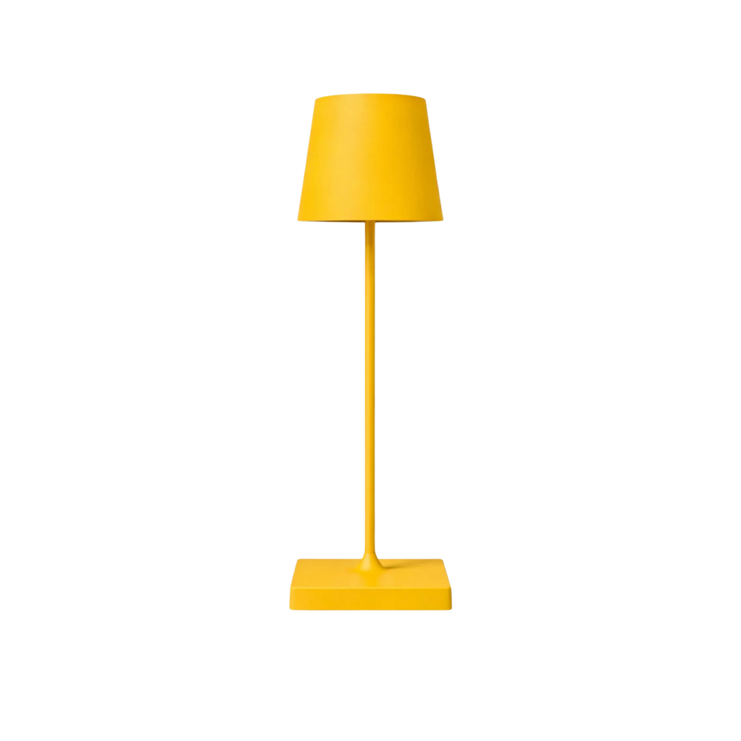Bordslampa Oslo i gul metall med minimalistisk skandinavisk design och cylindrisk lampskärm