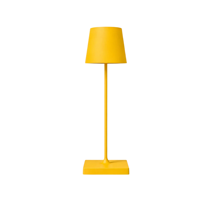 Bordslampa Oslo i gul metall med minimalistisk skandinavisk design och cylindrisk lampskärm