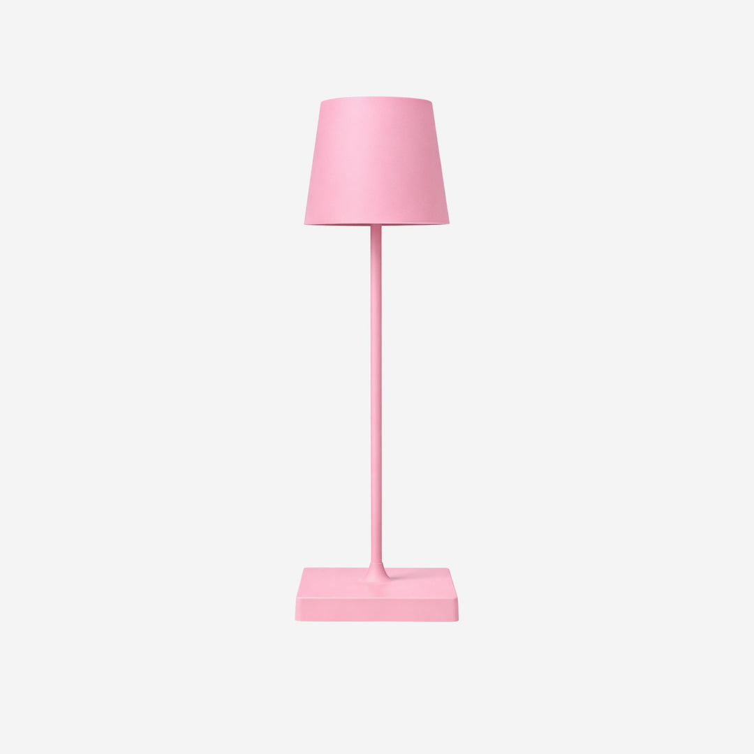 Bordslampa Oslo i rosa metall med minimalistisk skandinavisk design och cylindrisk lampskärm