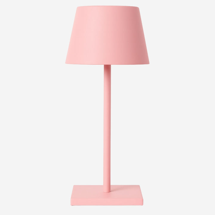 Bordslampa Oslo i rosa metall med minimalistisk skandinavisk design och cylindrisk lampskärm