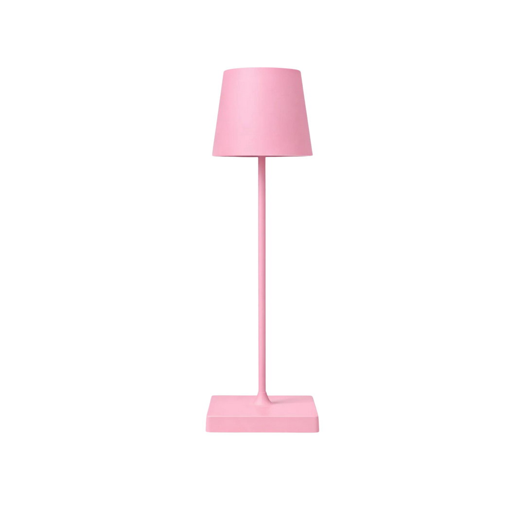 Bordslampa Oslo i rosa metall med minimalistisk skandinavisk design och cylindrisk lampskärm