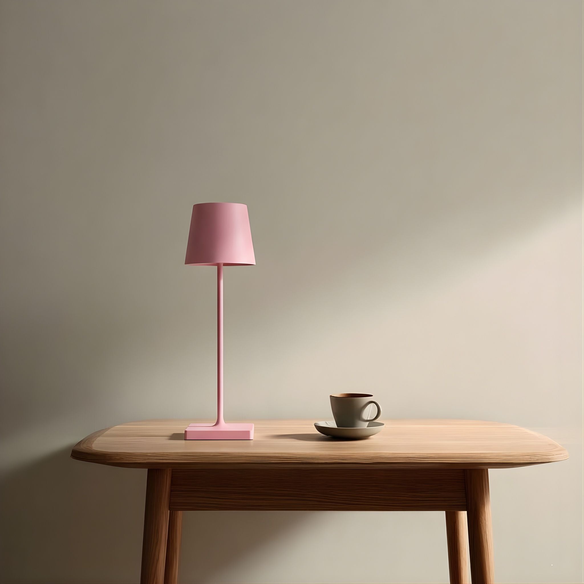 Oslo bordslampa i rosa färg på träbord med kopp i en stilren och harmonisk skandinavisk inredning med mjuka färgtoner.