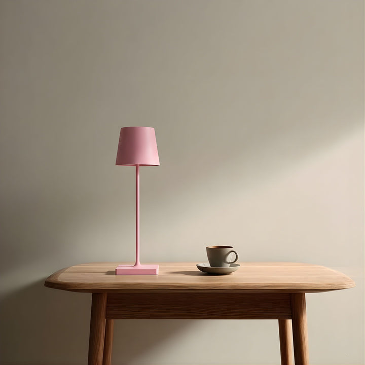 Oslo bordslampa i rosa färg på träbord med kopp i en stilren och harmonisk skandinavisk inredning med mjuka färgtoner.