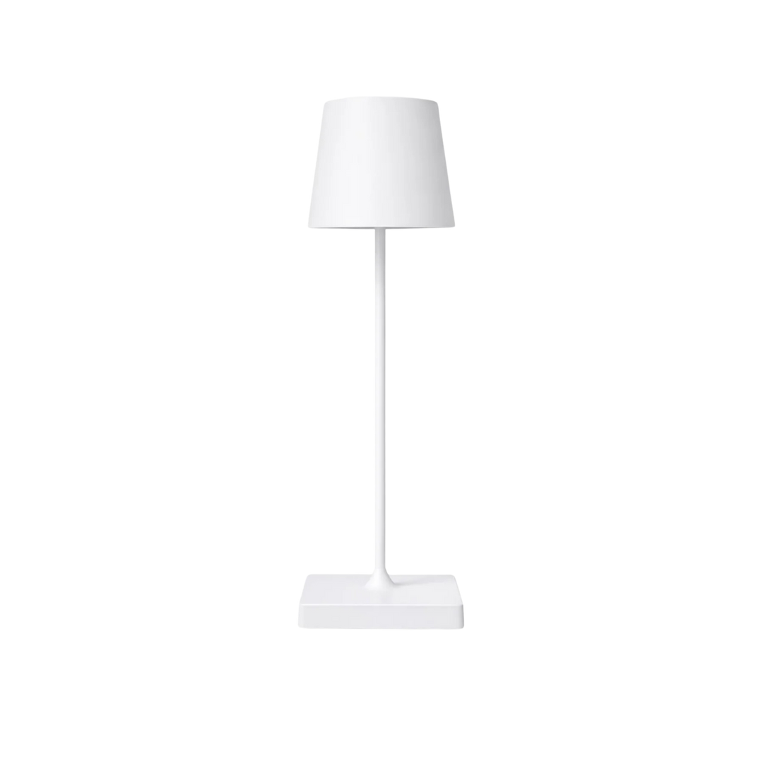 Bordslampa Oslo i vit metall med minimalistisk skandinavisk design och cylindrisk lampskärm