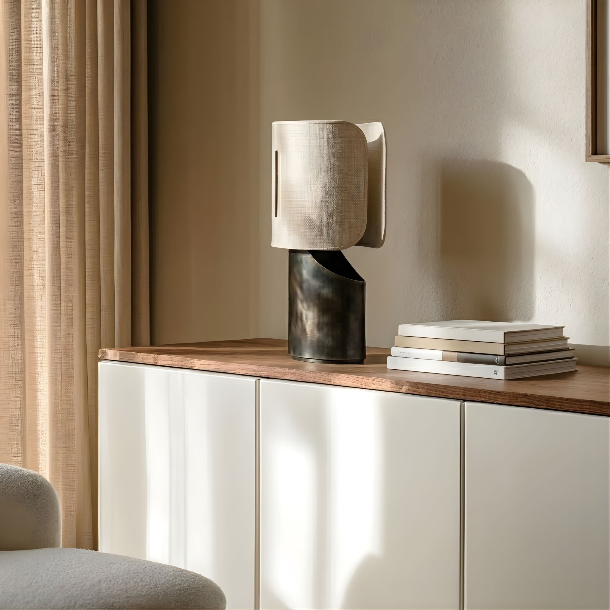 Bordslampa Panelo på sideboard i vardagsrum med trädetaljer, böcker och varm inredning