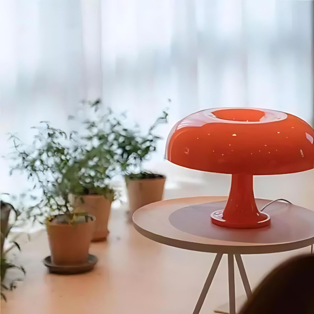 Orange retro bordslampa placerad på sidobord som ger varmt och stämningsfullt ljus i vardagsrum