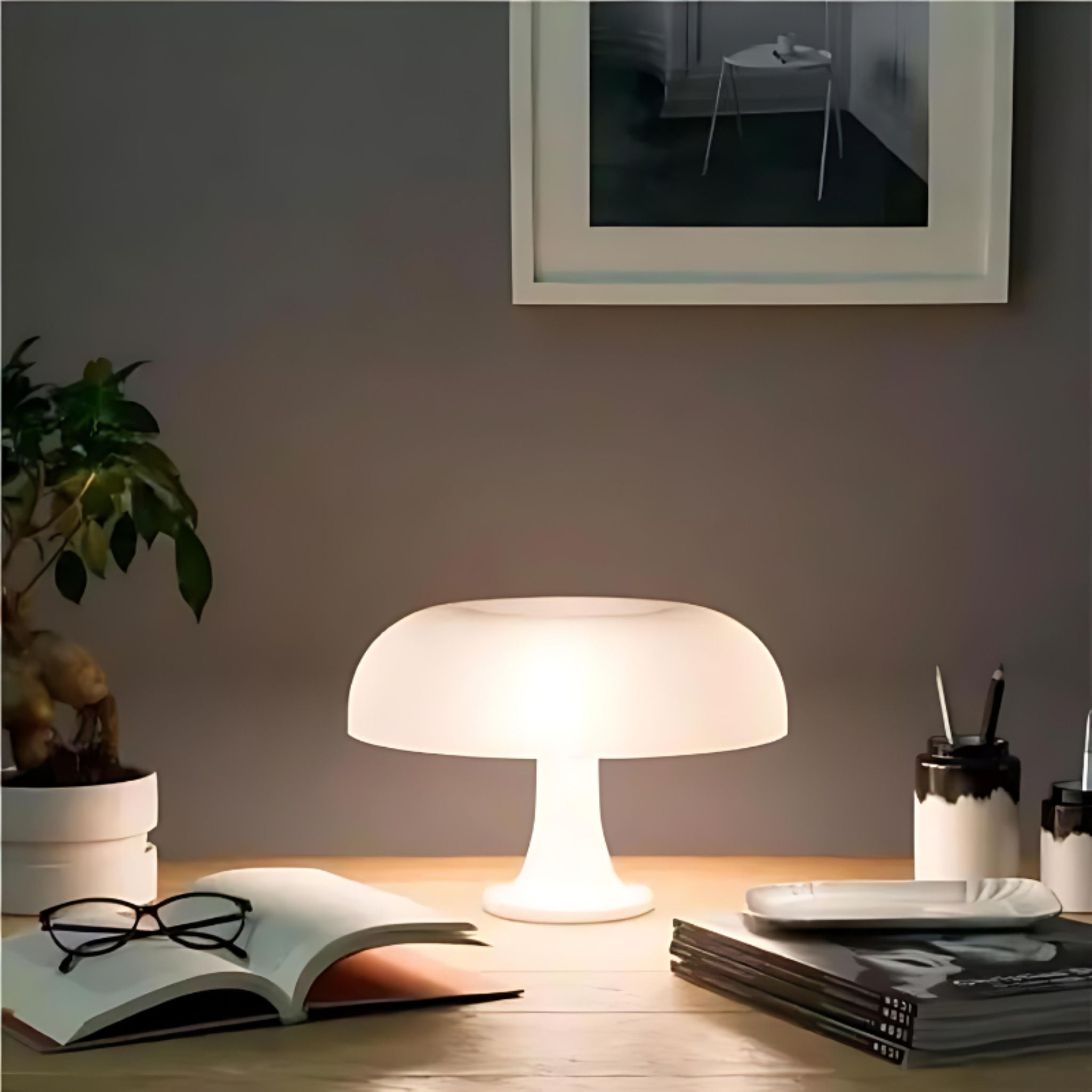 Vit bordslampa i retrodesign som ger behagligt stämningsljus på skrivbord