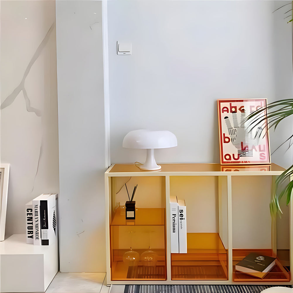 Vit bordslampa i retrostil placerad på hyllsystem i modern och stilren miljö