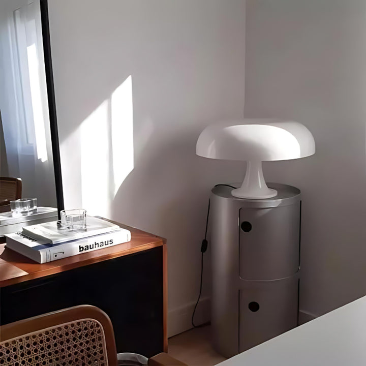 Vit retro bordslampa i modern inredningsmiljö med mjukt ljus och tidlös form