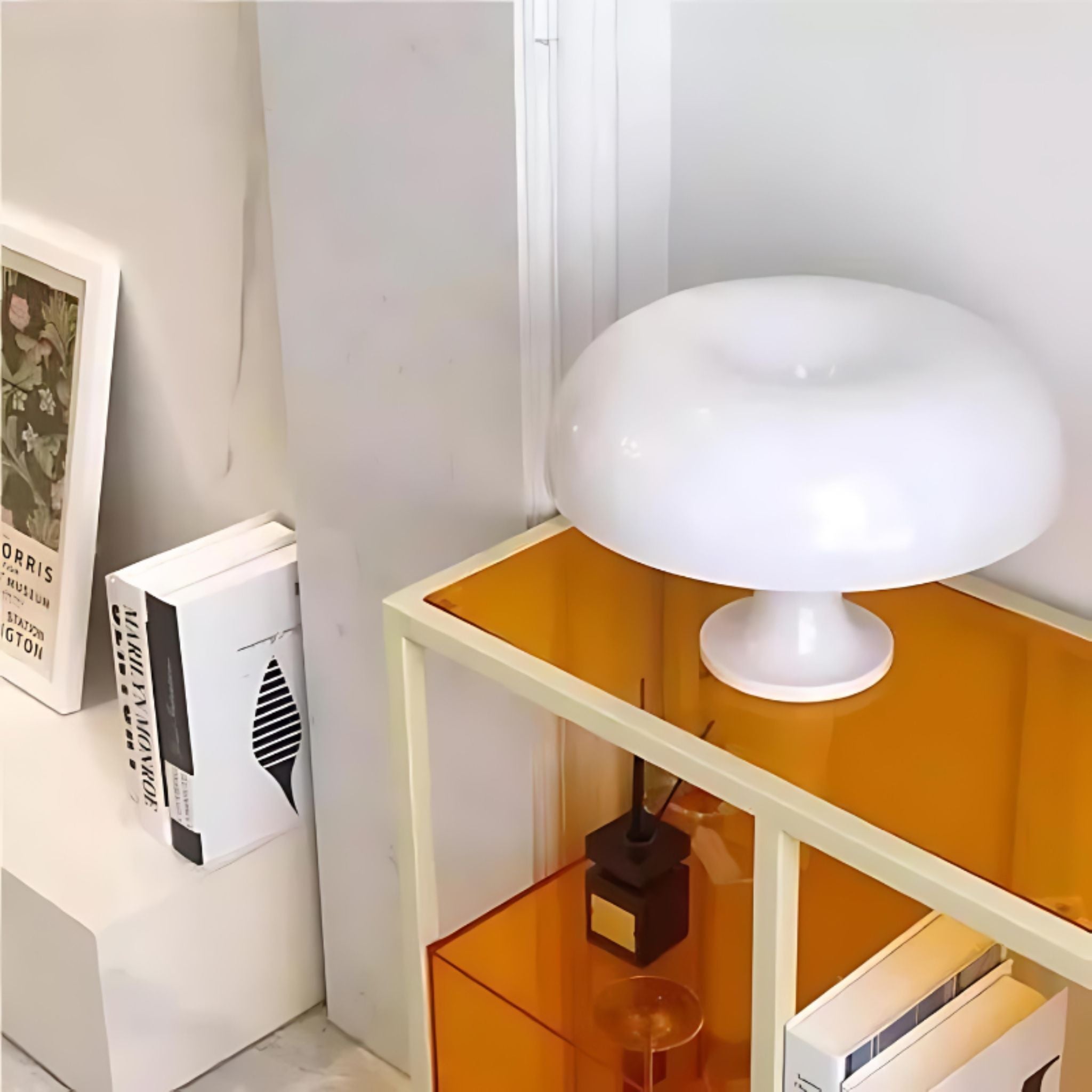 Vit retro bordslampa i skandinavisk inredning med mjuka former och behagligt ljus