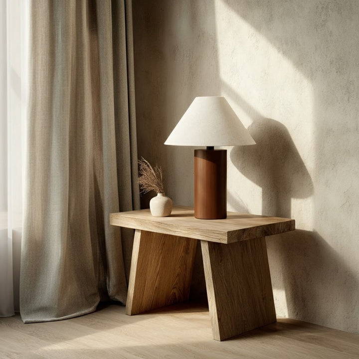 Bordslampa Sirocco med träbas och linneskärm i linnekräm placerad på sidobord vid fönster – stilren bordslampa i skandinavisk design med mjukt stämningsljus för vardagsrum eller sovrum