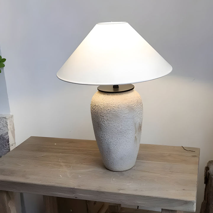 Bordslampa Terra placerad på träbyrå i modern inredning 