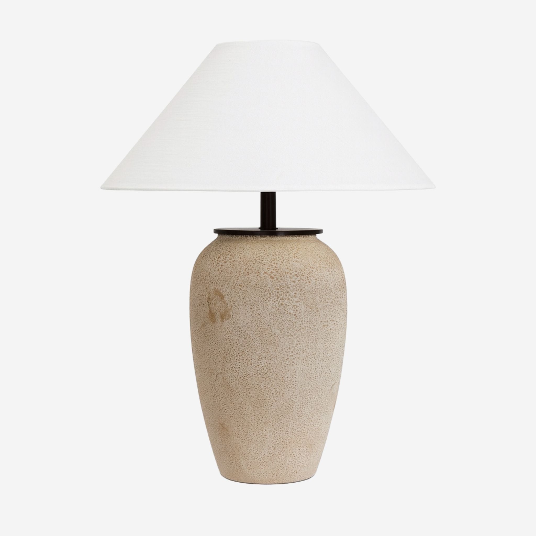 Bordslampa Terra i naturfärgad lampfot med vit lampskärm i tidlös, skandinavisk design