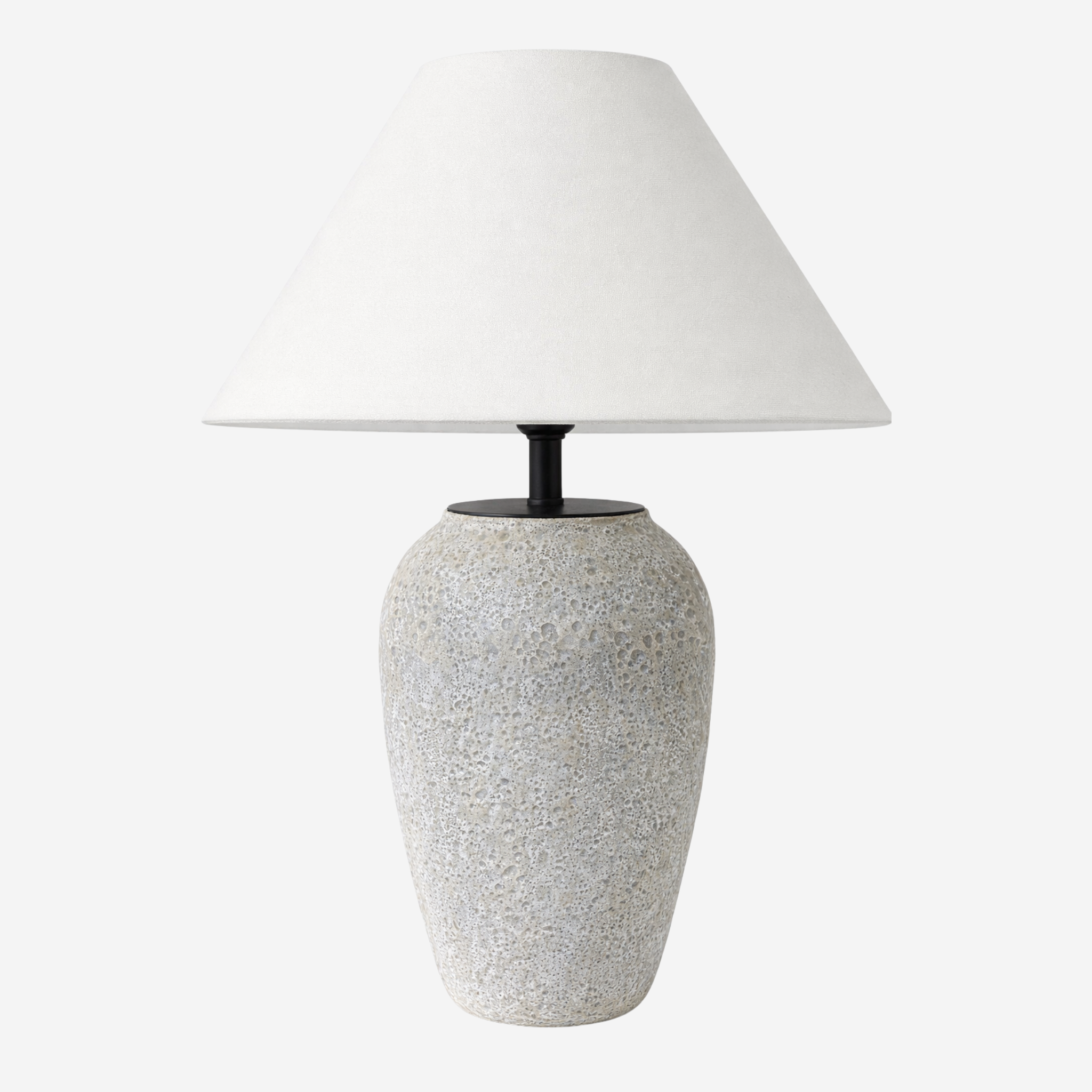 Bordslampa Terra i vit/beige lampfot med vit lampskärm i tidlös, skandinavisk design