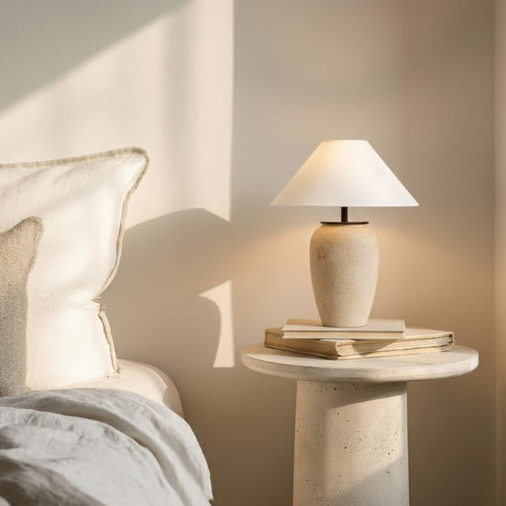 Bordslampa Terra som stämningsfull belysning på nattduksbord i lugnt och harmoniskt sovrum.