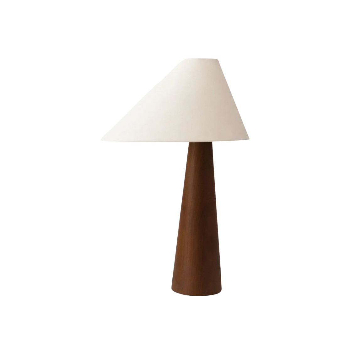 Bordslampa Timber i trä med vit lampskärm i skandinavisk design