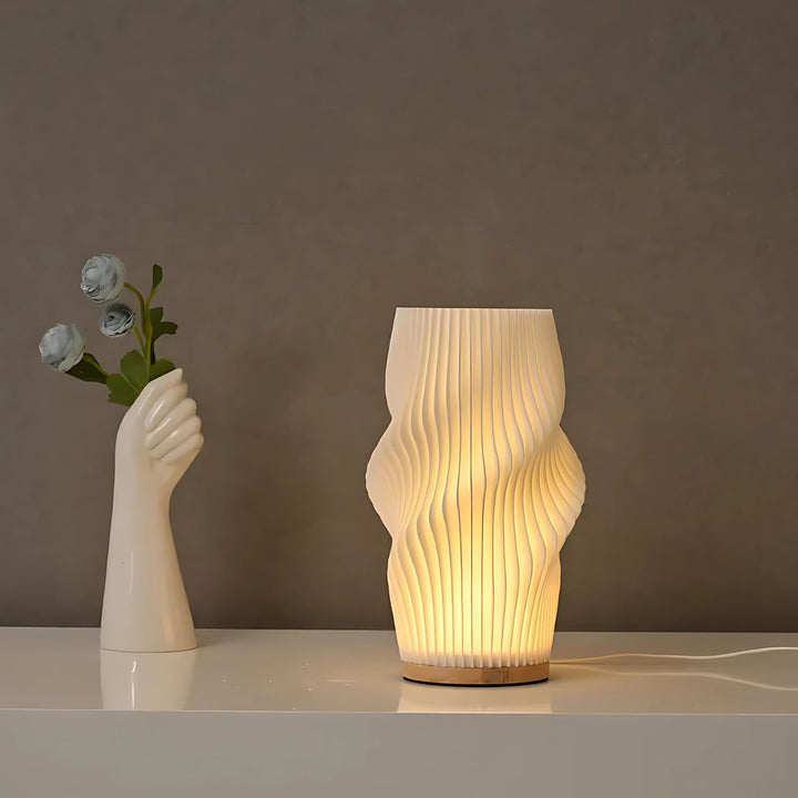 Bordslampa Velo i modern inredning på vit möbel med dekorativa detaljer