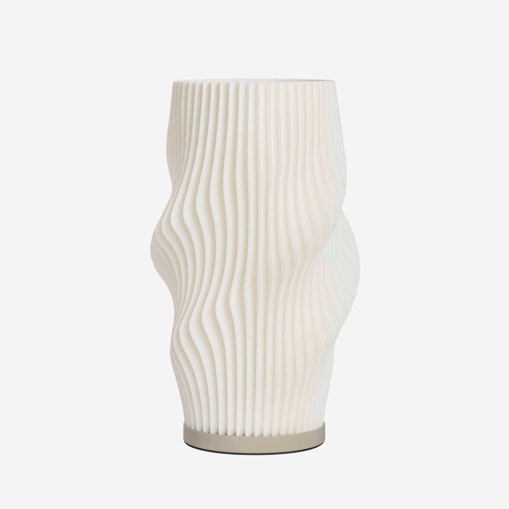 Bordslampa Velo i vit design med skulptural, vågformad struktur